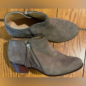 GUC Vionic Serena Ankle Boot, tan suede, size 6.5, tassel zipper closure